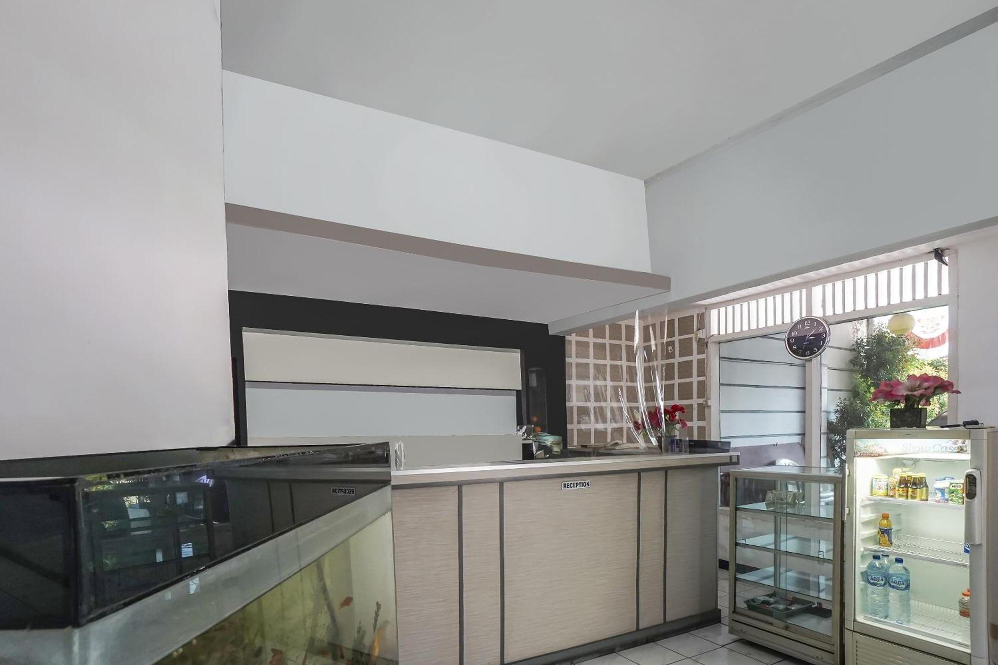 Oyo 91084 Oke Guest House Malang Buitenkant foto