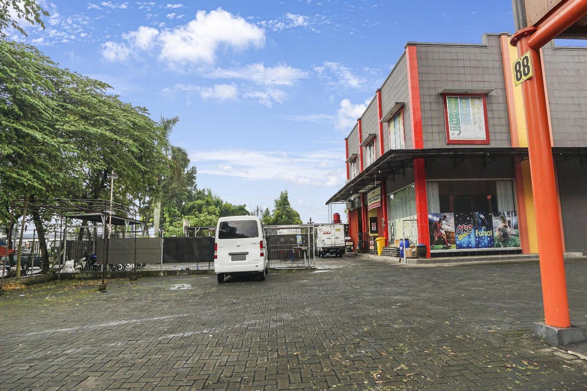Oyo 91084 Oke Guest House Malang Buitenkant foto