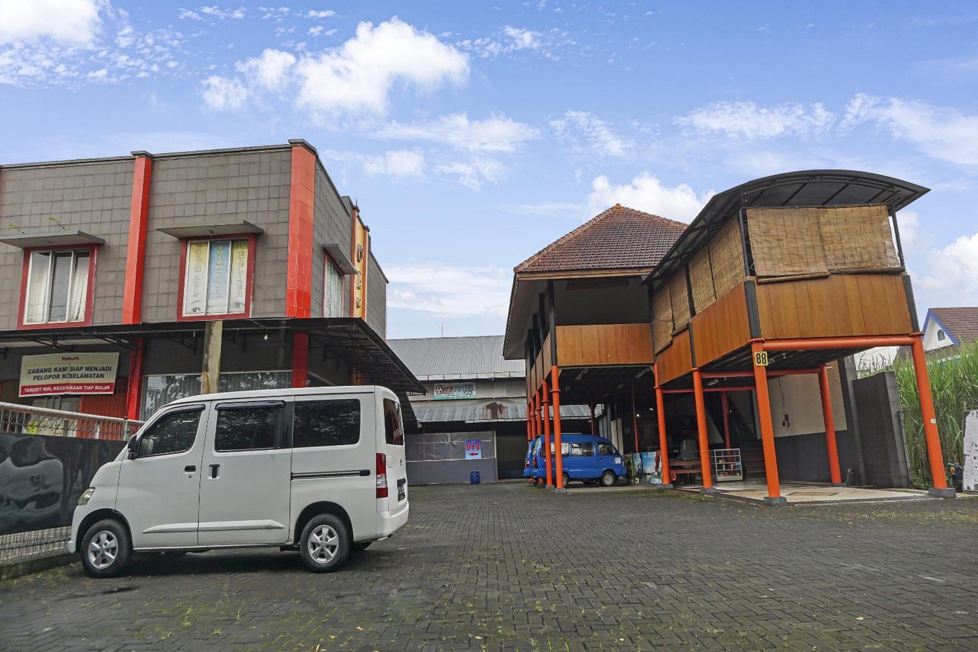 Oyo 91084 Oke Guest House Malang Buitenkant foto