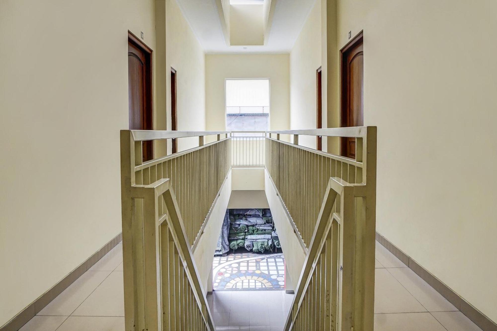 Oyo 91084 Oke Guest House Malang Buitenkant foto